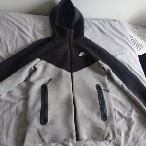 Nike tech new gen i grå och svart  - Nike tech i xs i män på båda plagg säljer eftersom jag inte använder de något mer 