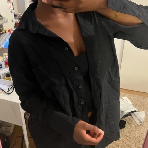 Svart oversized skjorta i bomull - Säljer en svart oversized skjorta med klassisk krage och knäppning framtill. Strl xs men passar även dig som bär s!