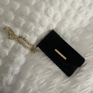 Ideal of Sweden mobilskal  - Supergulligt och snyggt mobilskal från Ideal of Sweden. Säljer eftersom den inte har passar min mobil. Det innersta mobilskal har några skador vid sidan (kolla sista bilden), men inget som syns när man har det yttersta skalet på. Passar iPhone 6,7,8💕