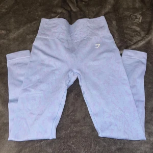 Ljuslila seamless leggings från Gymshark - Säljer ett par ljuslila seamless leggings från Gymshark med hög midja! Sparsamt använda 