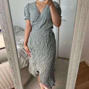 Klänning <3 - Söt midiklänning, okänt märke. Storlek S. Bra skick. Grön/grå färg <3