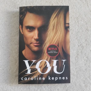 You - En mörk och beroendeframkallande thriller om besatthet och relationer, nu känd från Netflix-serien. Boken är på engelska och i nytt skick 