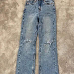 Blå jeans från LAB industrise - mid waist blå jeans från LAB Industries, storlek 146 vilket blir som xxs. Inte använda på väldigt länge men sjukt bekväma💓