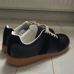 Svarta maison margiela  - Säljer mina oanvända margielas pågrund av att dom va för små