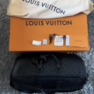 Louis Vuitton Keepall Bandoulière 50 - En väska i egen klass. Endast använd 1 gång och är därav som ny. Fullset, allt från inköps ifrån slutet av maj medföljer. Nypriset ligger på 38500kr, passa på! Tveka inte höra av dig vid frågor eller annat!