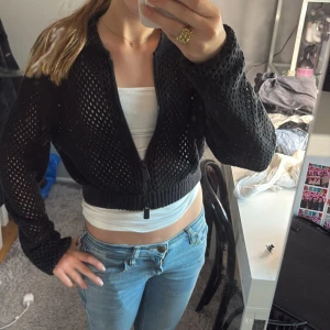Svart stickad cardigan jacka från Zara - Säljer en svart as gullig stickad kofta från Zara!! Storlek M men passar mig som XS