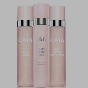 CAIA setting sprays trio - Tre olika setting sprays från CAIA i snygga ljusrosa flaskor med silverdetaljer: That Dewy Look, That Extra Hour och That Extra Hydration. Perfekta för att fixera sminket, ge glow eller extra fukt. Passar dig som vill ha en fräsch finish hela dagen.
