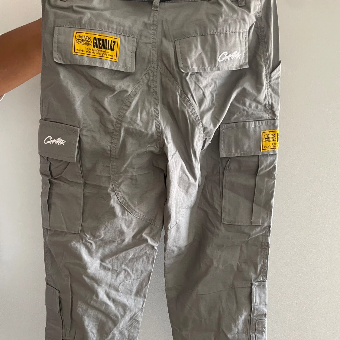 Grå cargopants från corteiz - 1