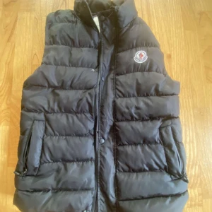 Moncler väst - Bra och fin moncler väst passar dig som är mellan 170-180 swish eller kontant möts helst upp annars går frakt ❗️ingen köp direkt,❗️ Kom med frågor om ni har några endast seriösa köpare 