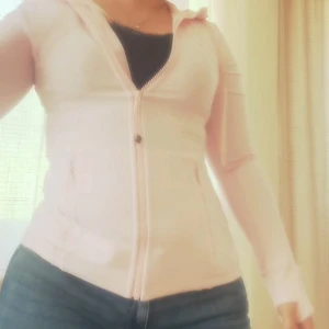 Strawberry pink lululemon define jacket - Säljer en ljusrosa lululemon tränings tröja (define jacket) verkligen inget fel på den har ba använt 2 gånger så därav säljer jag den! Går ej att köpa på deras sida längre storleken är ”6” (amerikansk storlek)