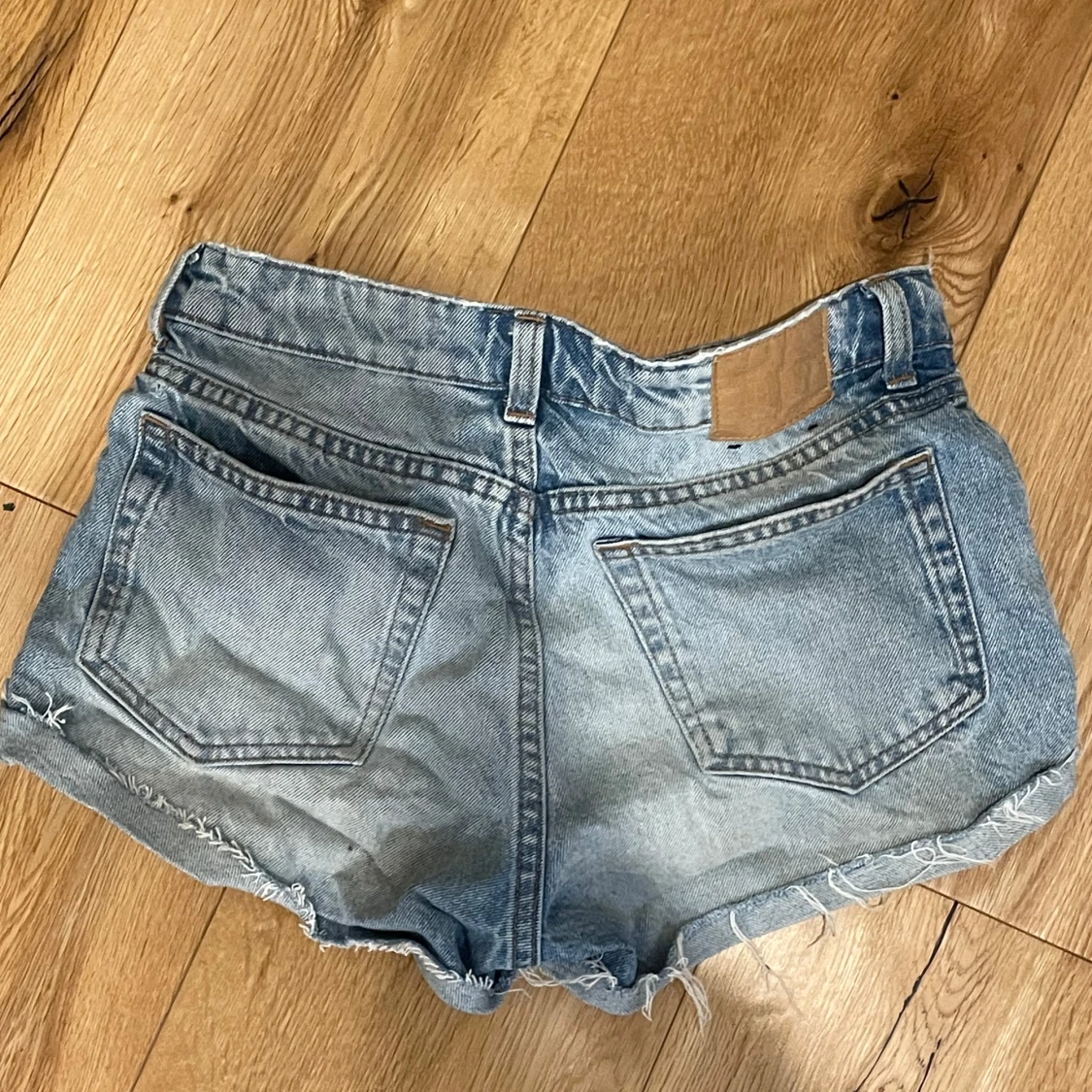 Lågmidjade jeansshorts - 1
