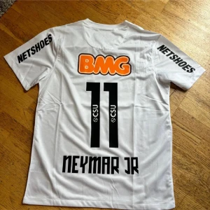Neymar 2011 Santos fotbollströja - Neymar Santos fotbollströja i nyskick. Storlek S