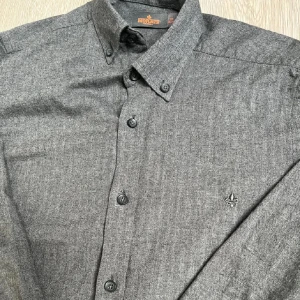 Grå ullskjorta från Morris - Oerhört snygg grå skjorta från Morris. Är i storlek Xs men väldigt stor och lutar mer åt S hållet. Perfekt för dig som gillar stilrea skjortor🤝🙌