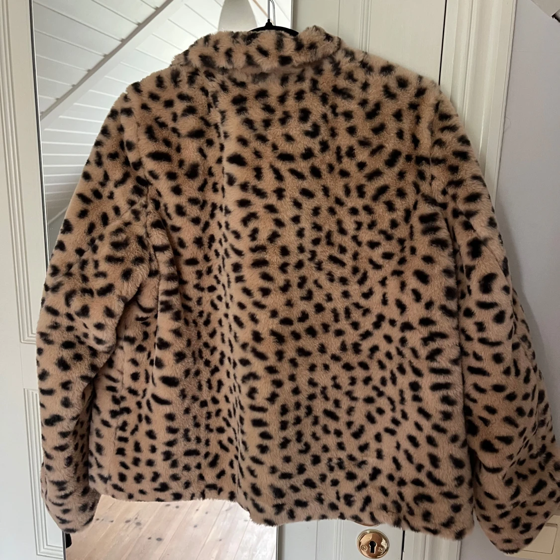 Leopardmönstrad pälsjacka H&M  - 3