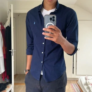 Polo Ralph Lauren skjorta - Mörkblå Polo Ralph Lauren skjorta I 100% cotton | Nyskick, autentisk/äkta genom serienummren | Skick 9,5/10 | Stl M passar 175 cm | Skriv för bilder eller frågor | Nypris 1700kr 🤩