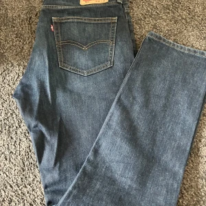 Levi’s 511 - Slim fit-modell med stretch för extra komfort – perfekt balans mellan smalt och bekvämt. Passar både till vardags och lite mer uppklätt. Inga fläckar eller hål. 