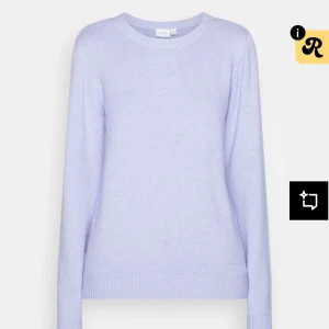 VIRIL O-NECK L/S KNIT TOP, från Vila - Supermjuk och stilren ljuslila stickad tröja från Vila. Skriv om ni har några frågor💕💕