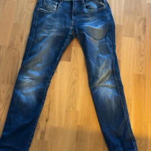 Replay anbass  - Replay anbass i storlek W27 L30, passar någon mellan 160-170! Skick 6/10 använda men finns små defekter att dom e slitna därav billigare pris. Nypris 1200kr, vid frågor eller funderingar är det bara att skriva ✅