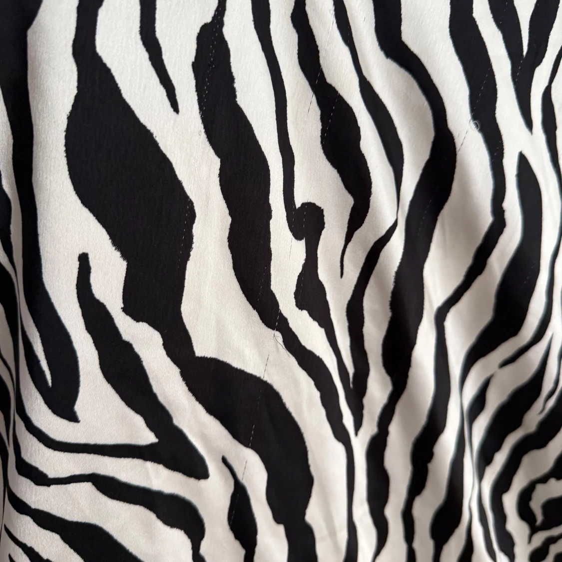 Zebramönstrad långkjol i satinlook från BikBok - 1