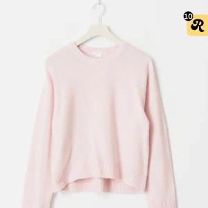 Knitted sweater, från Gina Tricot  - Ljusrosa stickad tröja med rund hals och långa ärmar. Tröjan har ribbade muddar vid ärmslut och nederkant. Enkel och stilren. Skriv om ni har några frågor💕💕