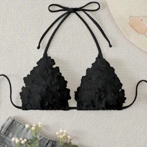 Svart bikiniöverdel med 3D-blommor - ALDRIG ANVÄNT❣️❣️❣️. Supersnygg svart bikiniöverdel med 3D-blommor framtill och scallop-kant. Klassisk triangelmodell med knyt i nacken och ryggen. Perfekt för stranden eller poolen och ger en trendig vibe. Materialet är mjukt och stretchigt syntet. 