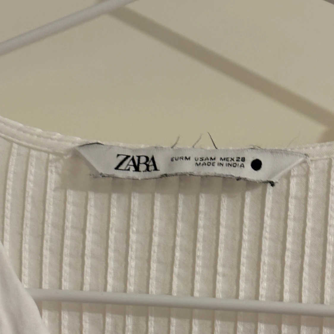 Vit långklänning med broderi från Zara - 2