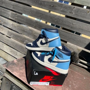 Nike Air Jordan 1 High obsidian  - Perfekta sommar och höst skon väldigt fräsch och clean look. Kommer med extra snören och original lådan!