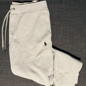 Ralph Lauren Sweatpants - Säljer mina Ralph Lauren byxor då jag knappt använt dem. Fick dem i födelsedags present, men bara använt dem 1 gång. Nypris ca 2000kr.