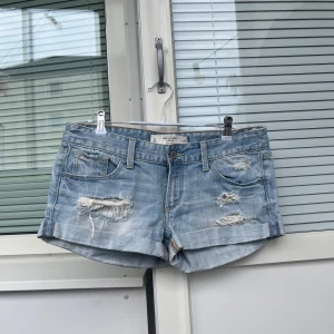 Lowrise Jeansshorts - Shorts i mycket fint skick, utan defekter😇💓 De är 41cm rakt över midjan, 18,5cm grenhöjd och 23,5cm långa mätt på sidan💓