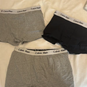 Calvin Klein kalsonger i grått och svart - Inte använda bara testas en gång, såklart så har jag ju tvättat dom efter. Hör av er vid frågor eller något liknande. Priset är inte hugt i sten än