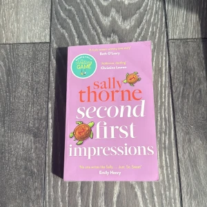 Second First Impressions - En charmig och rolig berättelse om Ruthie, som jobbar på ett lyxigt äldreboende, och Teddy, en oväntad nyanställd. Deras första intryck av varandra är allt annat än positiva, men kanske leder det till något mer? Perfekt för dig som gillar romantik och feelgood!