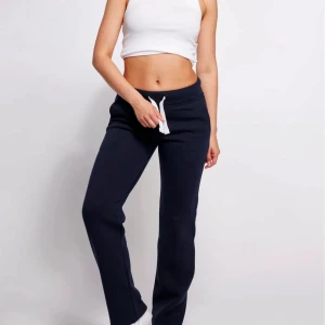 Russemerch byxor  - Hej🩷. Säljer mina russemerch byxor i färgen  mörkblå , storleken är xs och i den längre modellen. Byxorna är i bra skick och knappt använda alls. Jag är 165 cm lång och dom passar mig bra i längden.🩷Om ni vill ha fler bilder så hör av er så skickar jag det så fort jag kan🩷priset kan diskuteras.