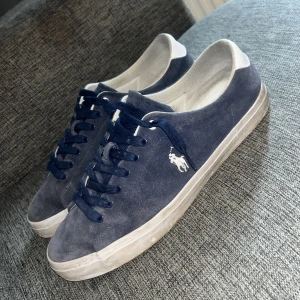 Blå mockasneakers från Polo Ralph Lauren - Tja säljer ett par snygga blå Ralph lauren long Wood skor. Priset går att diskutera skorna är i bra skick och man får med ett par vita sko snören. Storlek 45 men passar också storlek 46. Ny pris 1700. Dma om du har några funderingar.