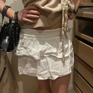 Vit kortkjol med volang💖☀️ - Söt vit kortkjol med volangdetaljer. Perfekt för sommardagar och ger en luftig och lätt känsla. Kjolen har en elastisk midja för bekväm passform. Woooww💖💖