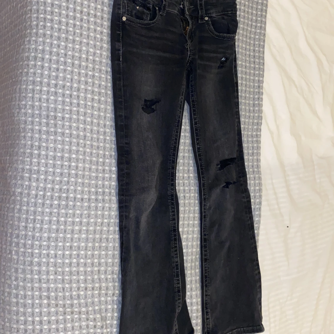 Svarta jeans med slitningar - 1