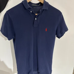 Polo Ralph Lauren piké  - Säljer nu denna fräscha Ralph Lauren piké i okej skick som ligger på 1200kr nypris. Mittpris 299kr. Den har blivit lite mer solblekt än man ser på bilderna då dom är lite gammla. Bara att höra av er vid frågor. Mvh Theo