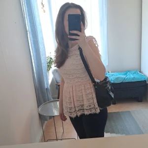 Rosa spetsblus från Gina Tricot - En söt rosa spetsblus från Gina Tricot. Blusen är i mycket bra skick, st. S 💞 Pris är diskuterbart!Ställ gärna frågor! 🥰