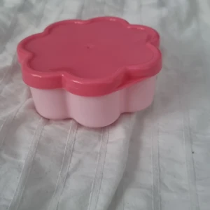 Rosa blomformad förvaringslåda - Söt liten förvaringslåda i form av en blomma🌸 Locket är mörkrosa och botten ljusrosa. Perfekt för småsaker eller smycken🩷