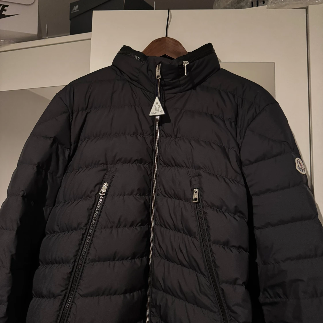Svart pufferjacka från Moncler storlek M