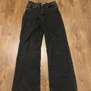 Svarta jeansbyxor från 157 - Snygga svarta jeansbyxor från 157 med en klassisk femficksdesign. Byxorna har en hög midja och en rak, vid passform som ger en avslappnad stil. Perfekta för en trendig look.