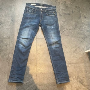Blåa replay jeans  - Mörkblåa replay jeans som är i mycket bra skick. Storlek W31 L32
