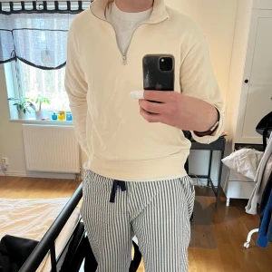 Zara Half Zip  - Säljer en stilren beige tröja med half zip från Zara. Använd ett fåtal gånger och är i bra skick. 