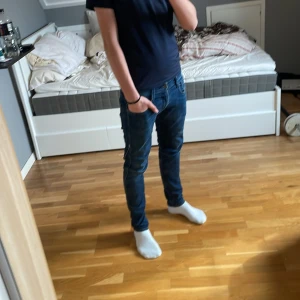 Mörkblå jeans från replay - Snygga mörkblå jeansbyxor med en klassisk femficksdesign och knappgylf. Perfekta för en stilren look.