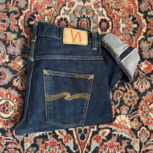 Nudie selvage jeans! - Sjukt feta jeans från nudie, dessa är selvage vilket menas att de är mycket finare jeans material och man kan göra sin egen wash beroende hur man använder dem! Modell: dude dan Midja:40cm längd:95cm