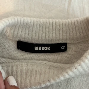 Vit stickad tröja från BikBok - Mysig vit stickad tröja från BikBok i storlek XS. Lite nopprig men fortfarande bra skick.