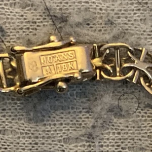 Guldarmband 18K från Joans - Elegant guldarmband i 18 karat från Joans. Armbandet har en detaljerad länkdesign och en säker låsmekanism. Perfekt för att lägga till en touch av lyx till din stil.