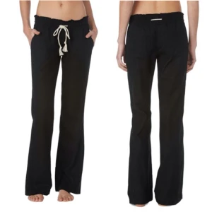 Linnebyxor från Roxy - Snygga svarta linnebyxor från Roxy i storlek S, jättefina men lite korta i benen för mig som är 178😊bara använda ett fåtal gånger, förlåt för utroligt dåliga bilder