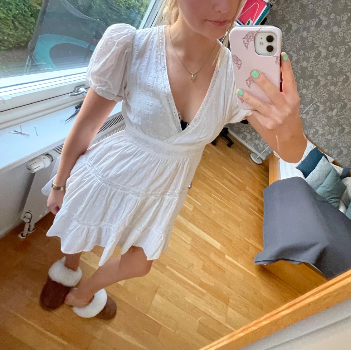 Vit kortklänning med puffärmar