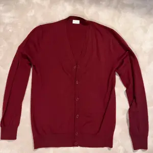 Säljer en cardigan i nyskick från John Henric. Väldigt skön och värmande då den är 100% Merinoull. Herrstorlek S. Passar perfekt med både T-shirt och skjorta under. 