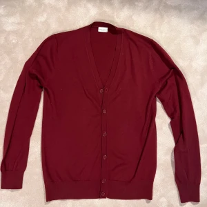 John Henric Cardigan - Säljer en cardigan i nyskick från John Henric. Väldigt skön och värmande då den är 100% Merinoull. Herrstorlek S. Passar perfekt med både T-shirt och skjorta under. 